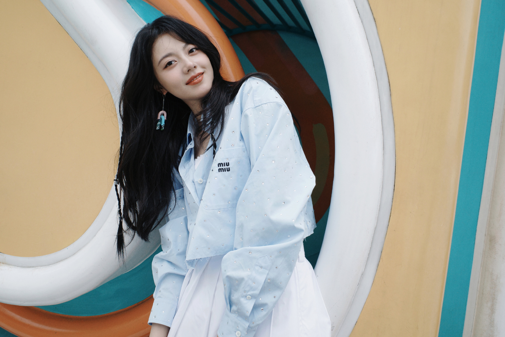 赵今麦穿小白裙清纯可人 甜笑少女感满分