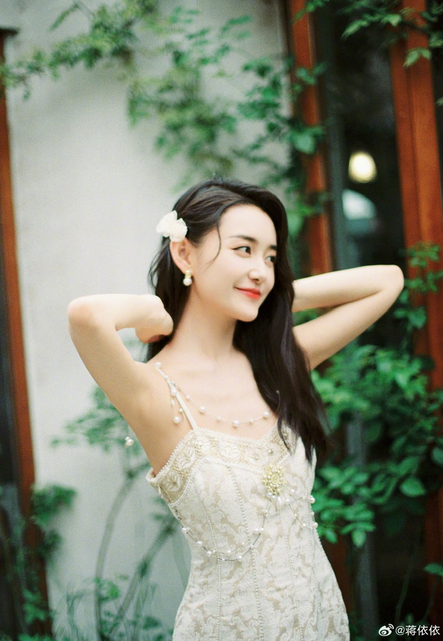 蒋依依穿吊带裙秀身材 眼神灵动少女感十足