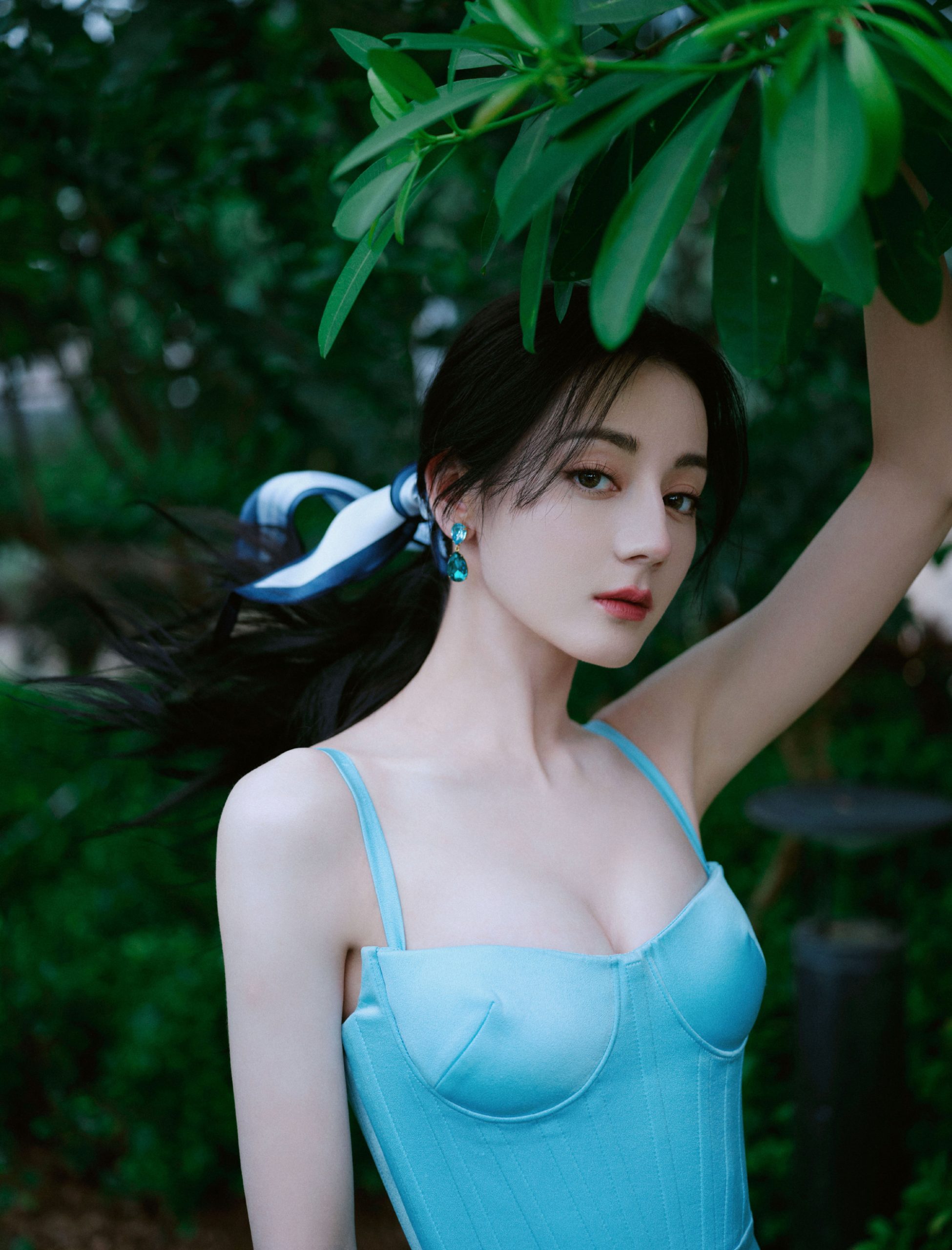 迪丽热巴穿吊带蓝裙秀香肩 眼神太撩人