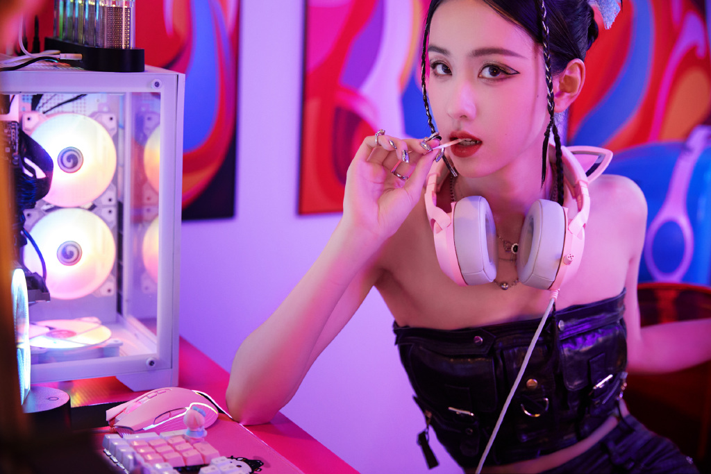 陈都灵身穿皮制上衣 电竞少女酷飒有型