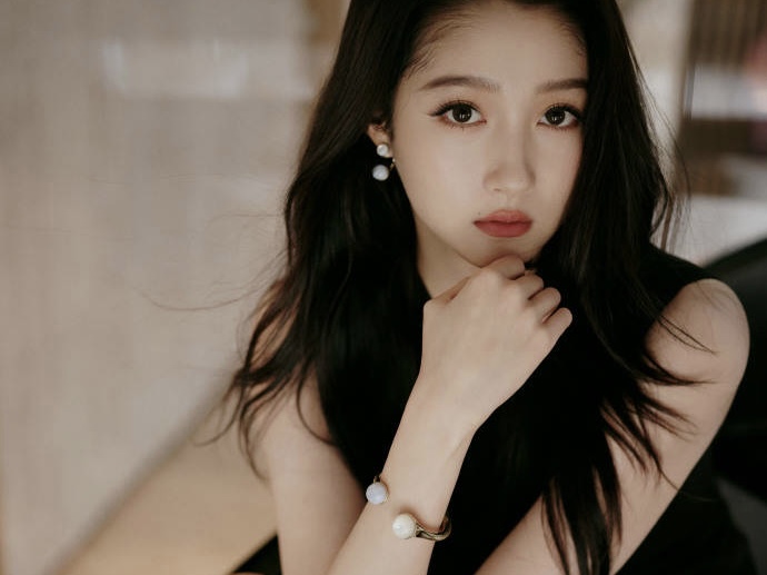 关晓彤黑色连衣裙好美 身材出众大长腿吸睛