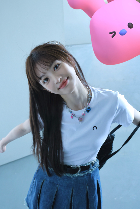 甜妹来袭！田曦薇手拿棒棒糖对镜wink