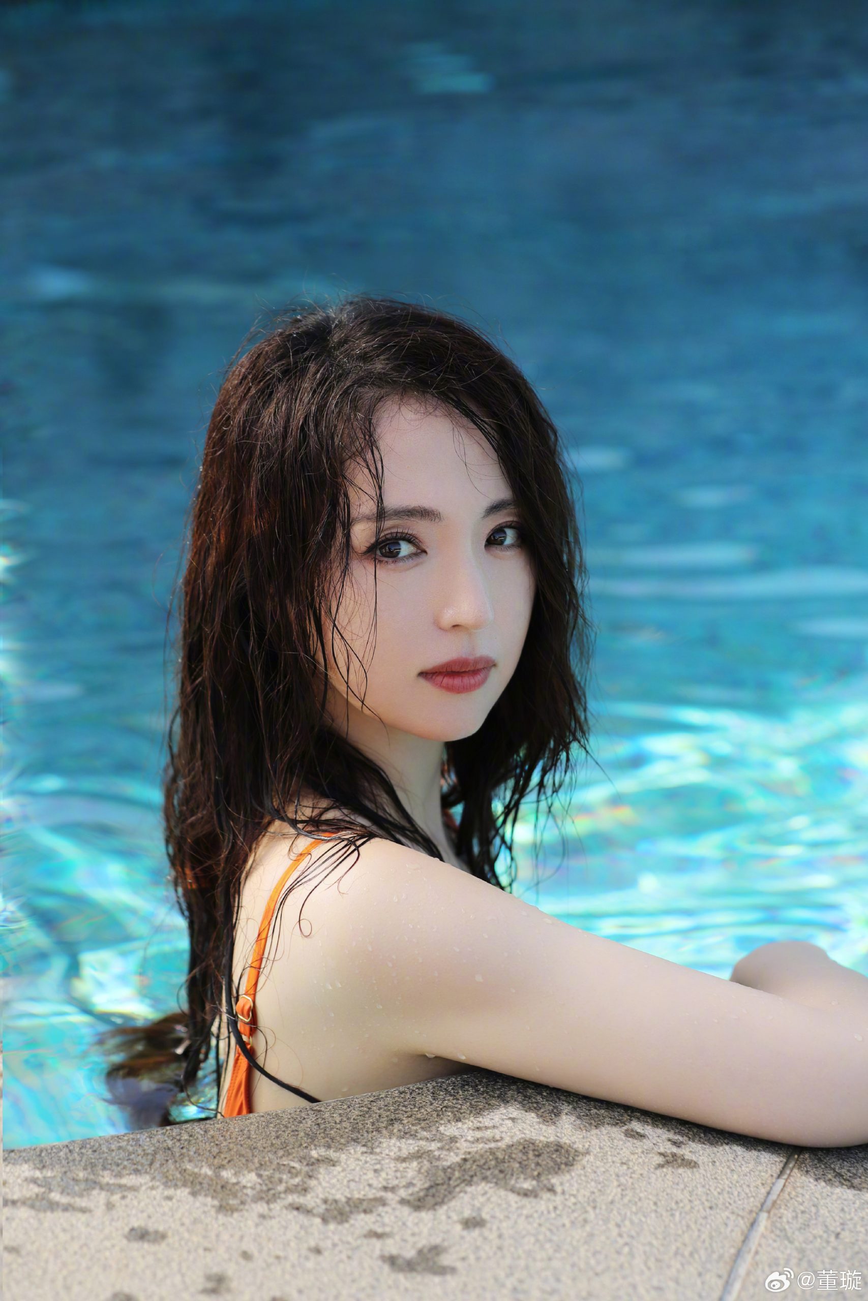 董璇晒游泳美照 湿发撩人肤白貌美