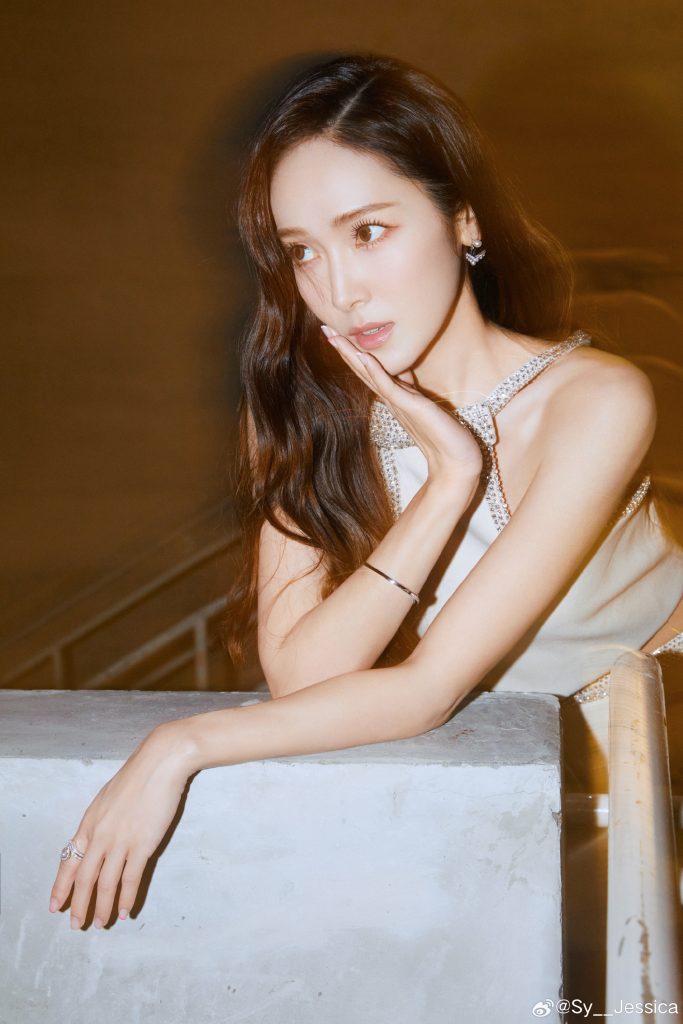 郑秀妍穿白色套装秀马甲线 肤白貌美气场强
