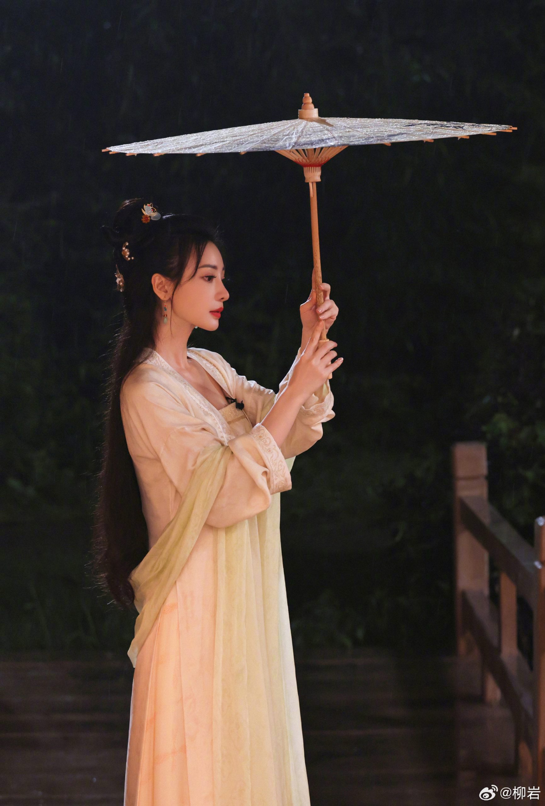 柳岩古装造型宛如画中人 撑纸伞尽显温柔