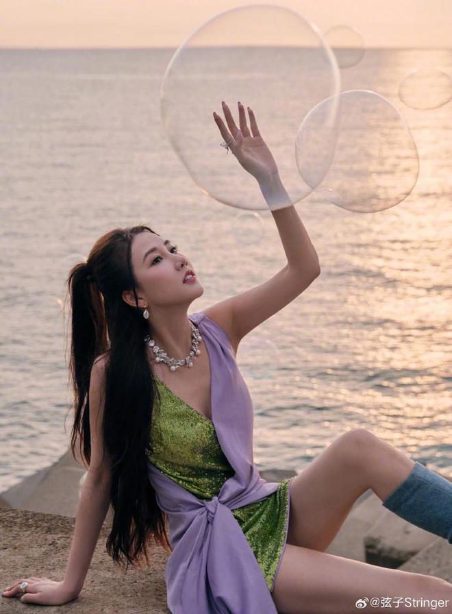 37岁弦子分享海边美照，舞姿柔美甜如初恋，纤细美腿超撩人