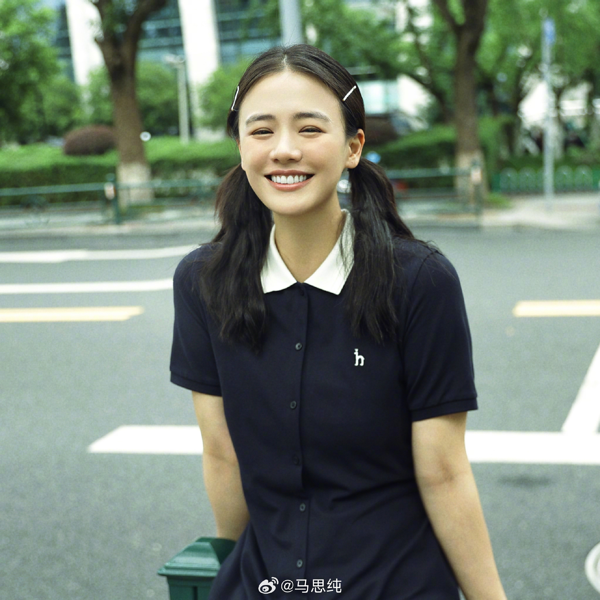 马思纯扎双马尾减龄俏皮 笑容明媚治愈