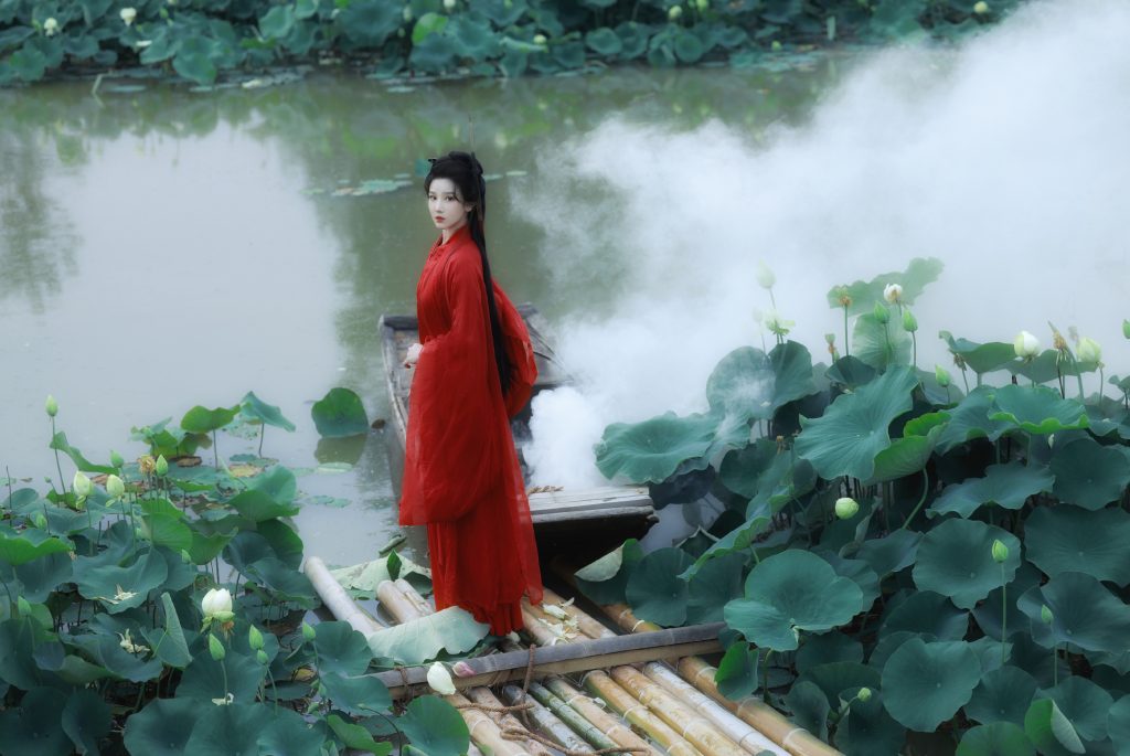陈小纭古装造型曝光，一袭红衣，繁花似锦