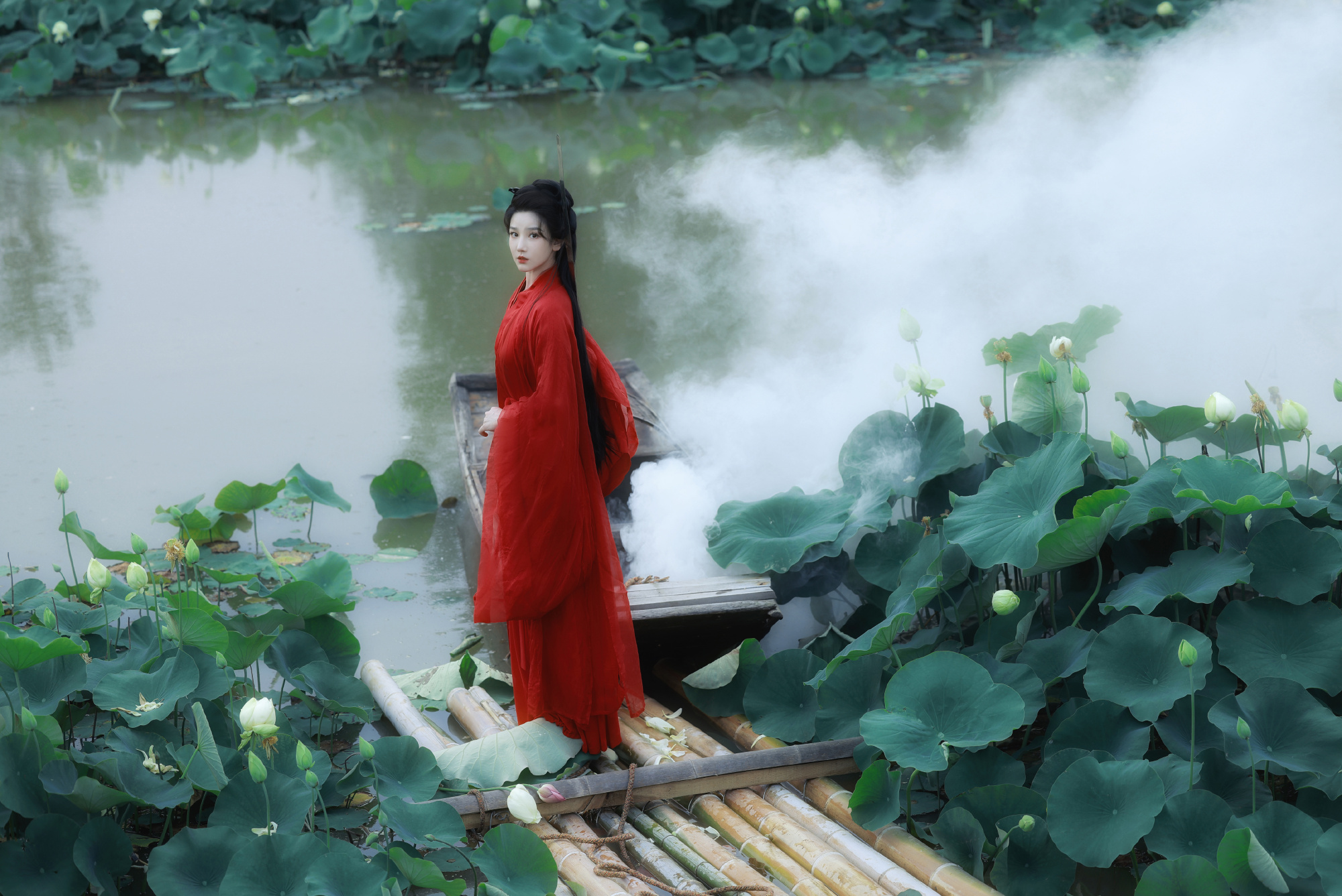 陈小纭古装造型曝光，一袭红衣，繁花似锦
