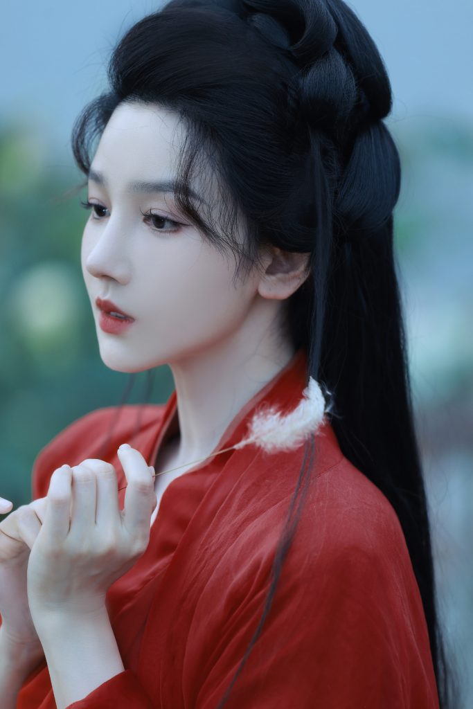 陈小纭古装造型曝光，一袭红衣，繁花似锦