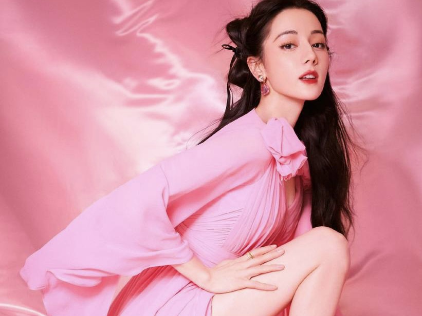 迪丽热巴粉红芭比可爱暴击 洋溢活力与个性