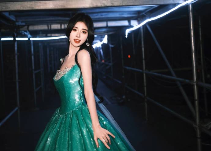 鞠婧祎超美舞台造型 秀蛮腰大长腿身材火辣