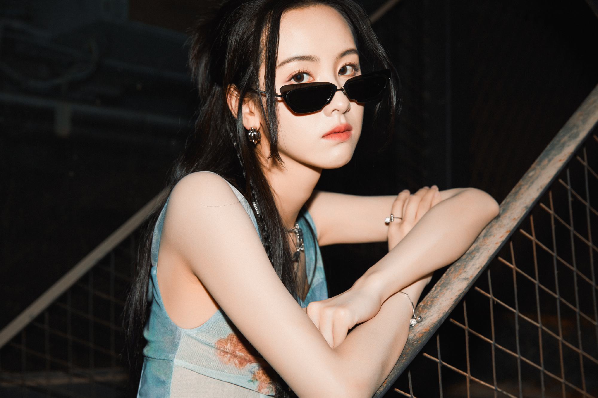 陈都灵穿印花裙踩黑靴 戴墨镜又酷又美