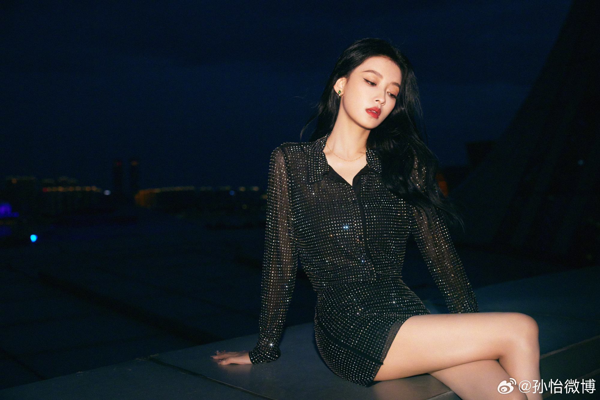 孙怡夜景大片曝光，亮片裙照亮夜晚的美