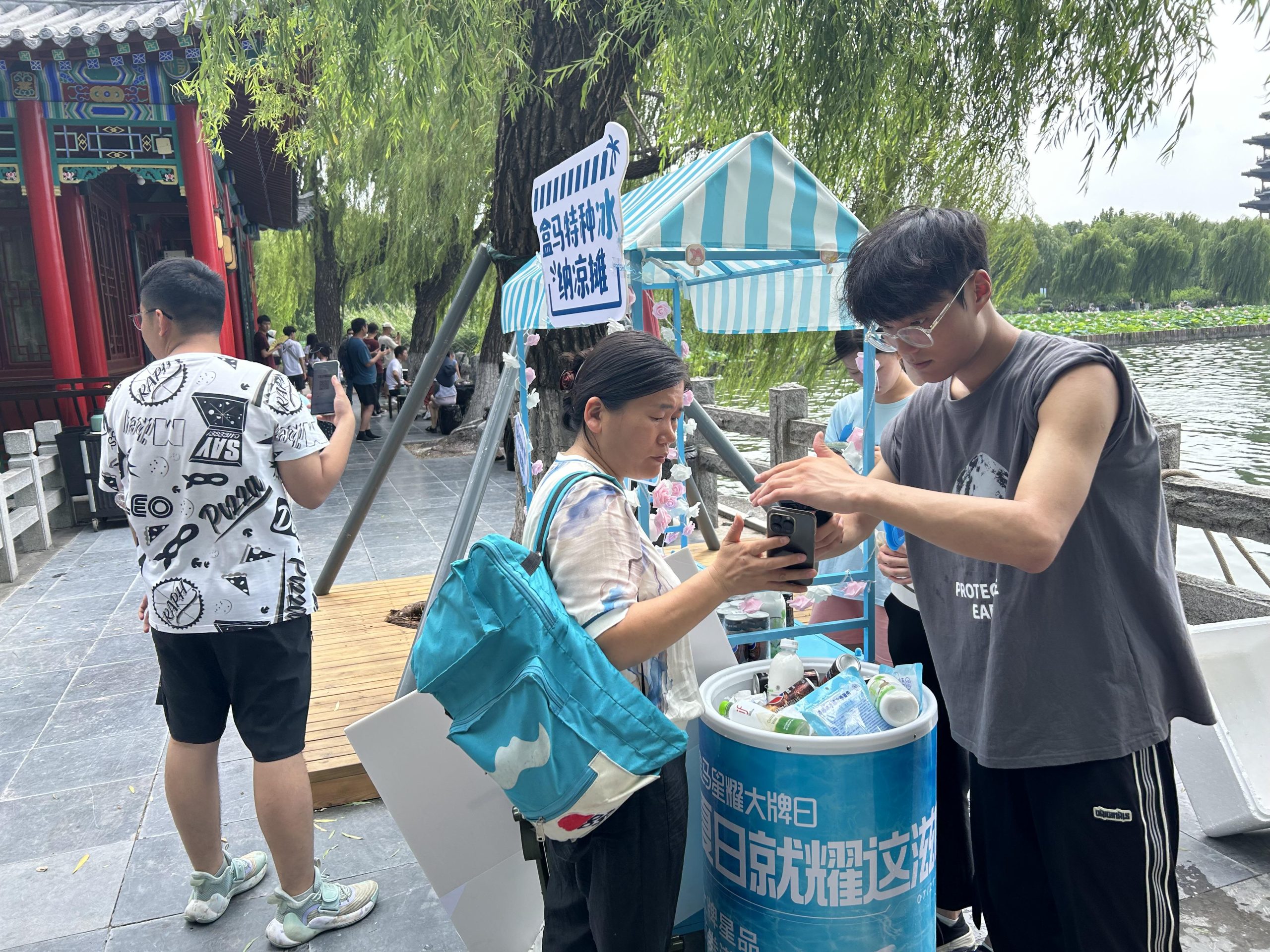 盒马小摊开进深圳、西安、济南等地景区，消暑神器为盒区景点降温