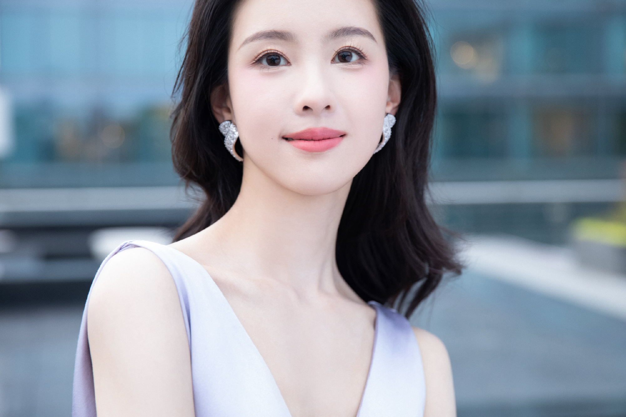 陈都灵穿紫色V领裙露锁骨 散发迷人魅力