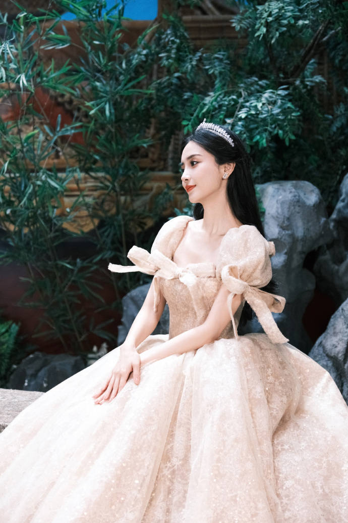 甜美公主上线！杨颖宫廷风穿搭华丽优雅