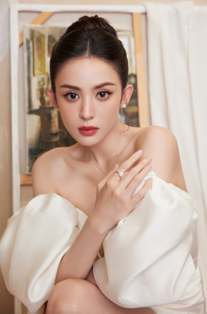 娜扎穿抹胸白裙勾勒完美身材 五官精致迷人