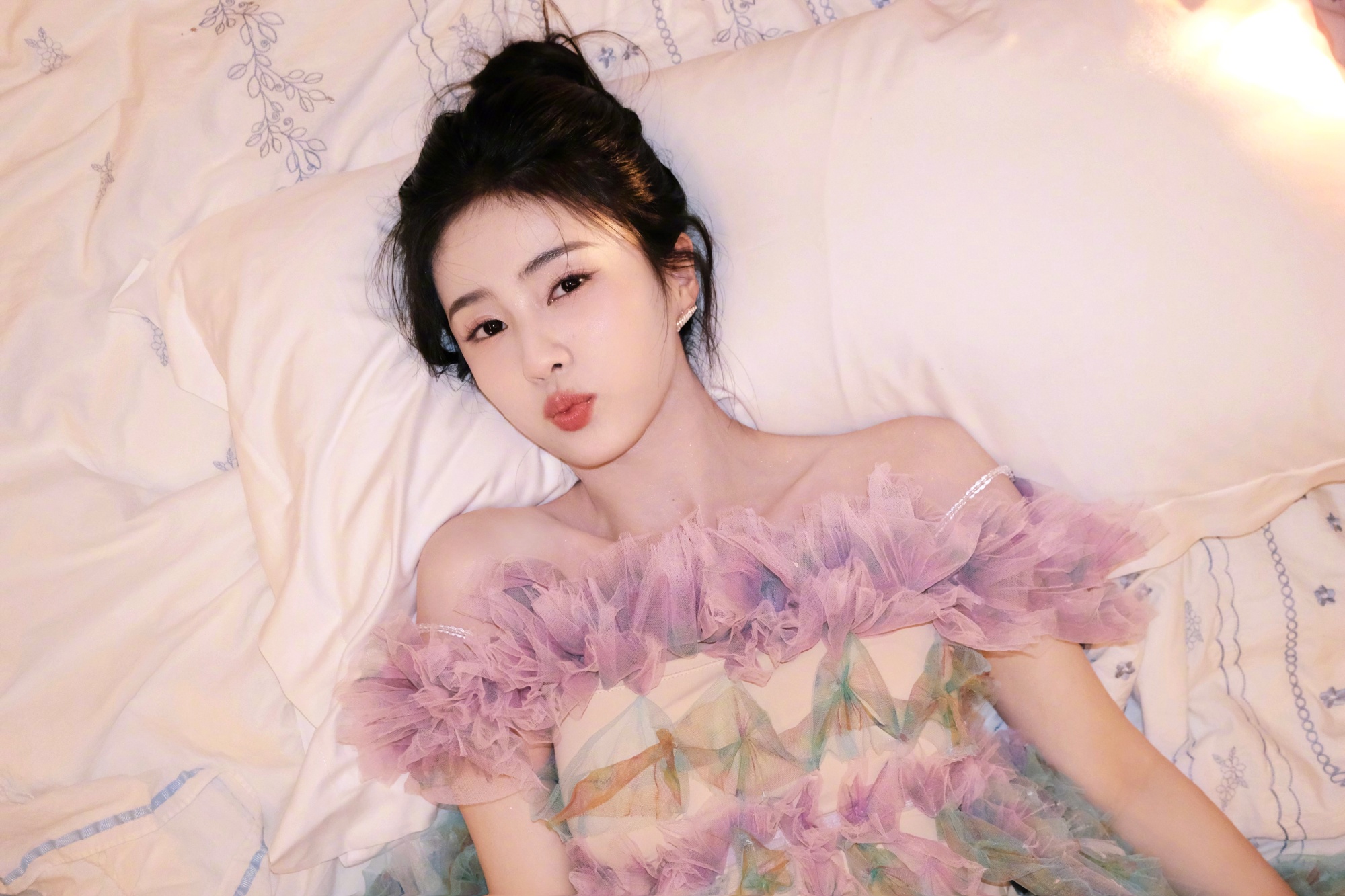 白鹿穿彩色纱裙化身花仙子 俏皮比耶笑容甜