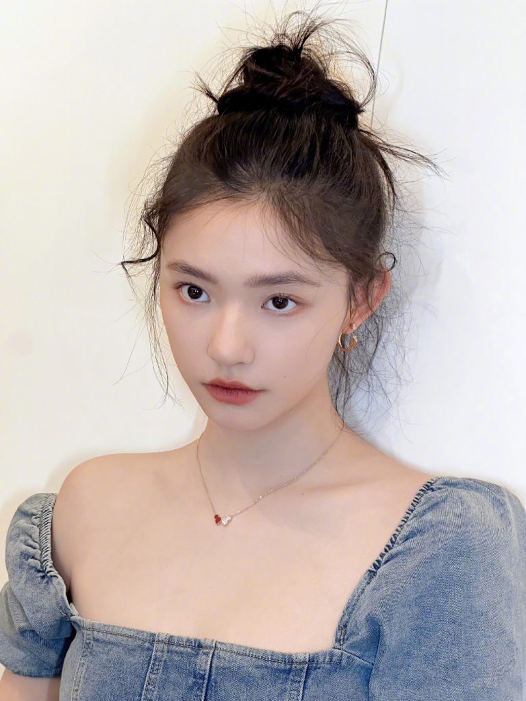 林允扎丸子头娇俏减龄 歪头卖萌超可爱