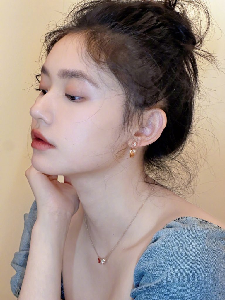林允扎丸子头娇俏减龄 歪头卖萌超可爱