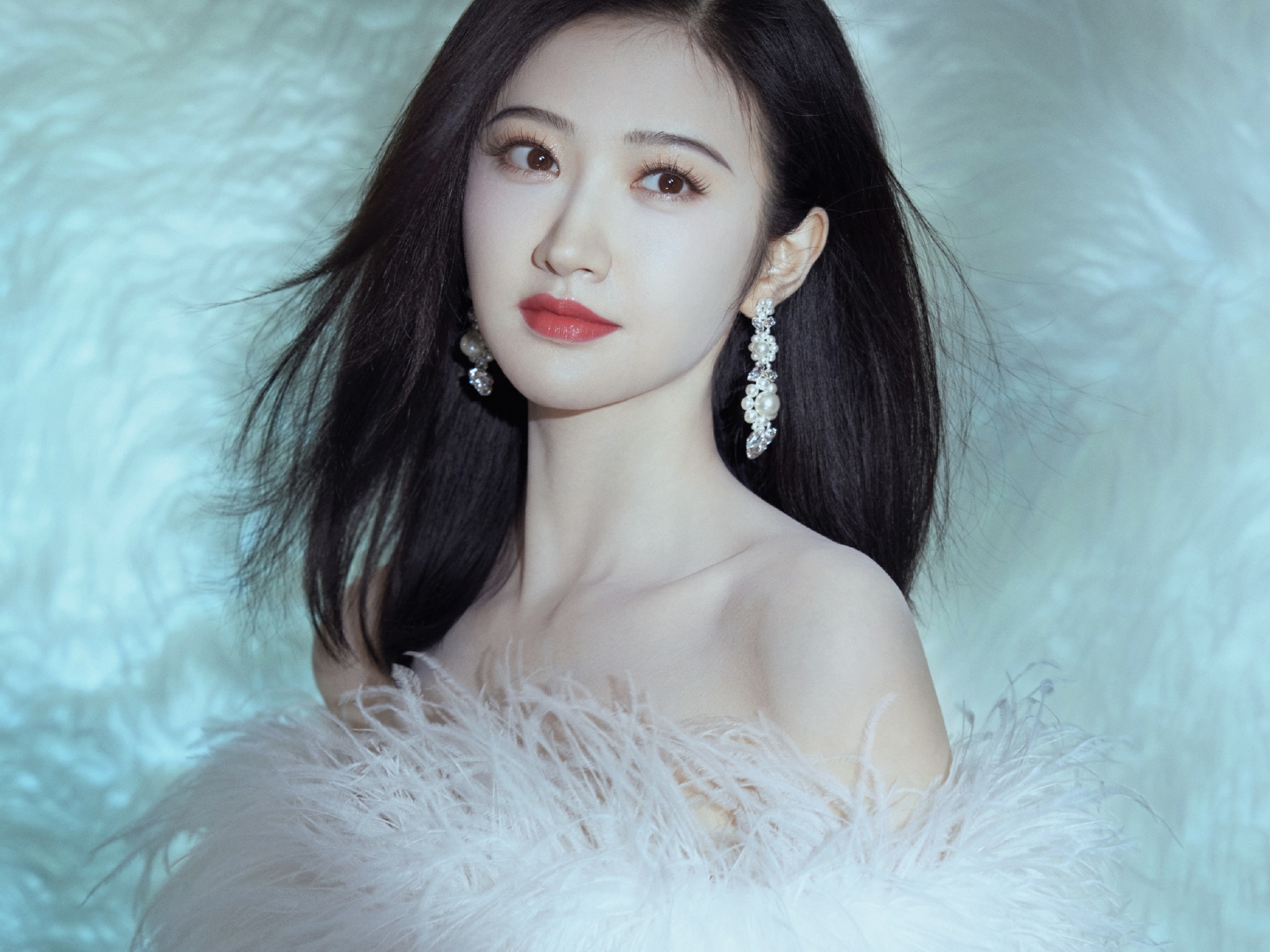 景甜穿羽毛白裙露香肩美腿 抹红唇眼神撩人