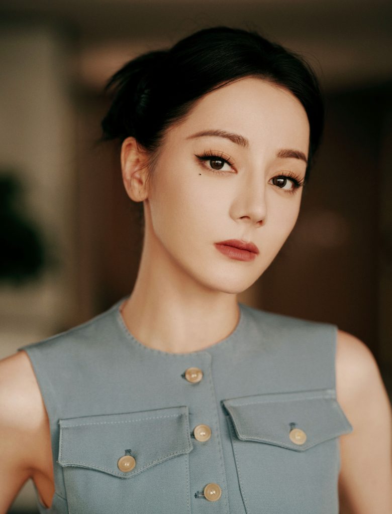 热巴穿蓝色套装清爽时尚 盘发干练气场强