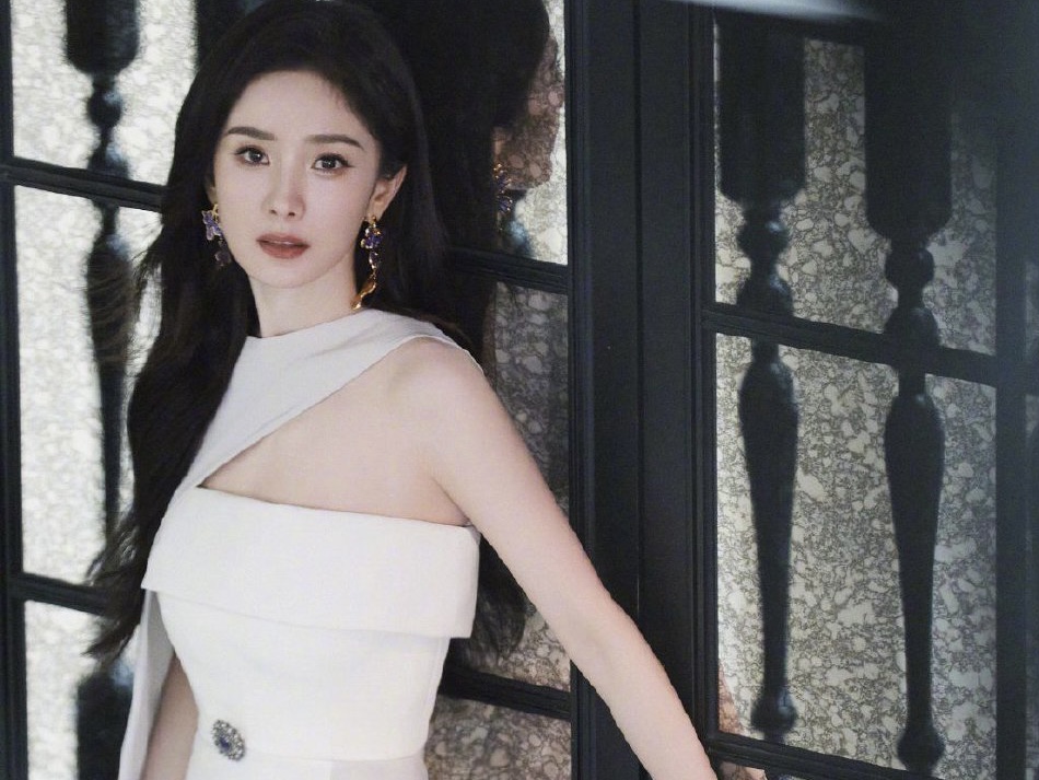 杨幂穿高开叉白色长裙高贵优雅