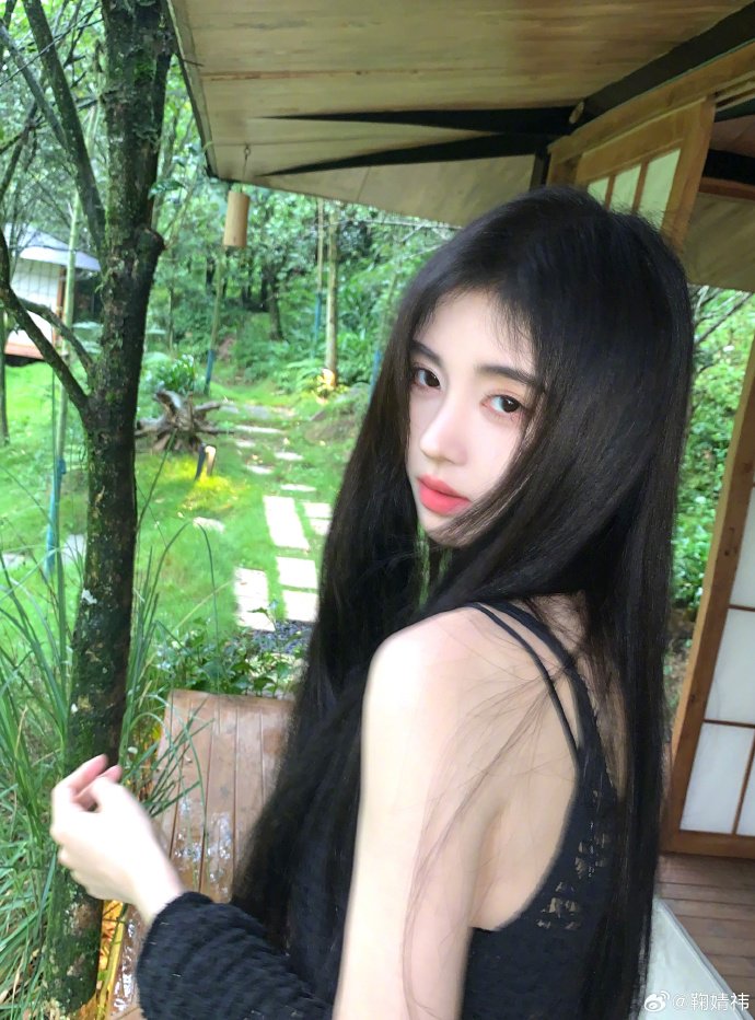 鞠婧祎晒山林游玩照 捧花细嗅侧颜娇美