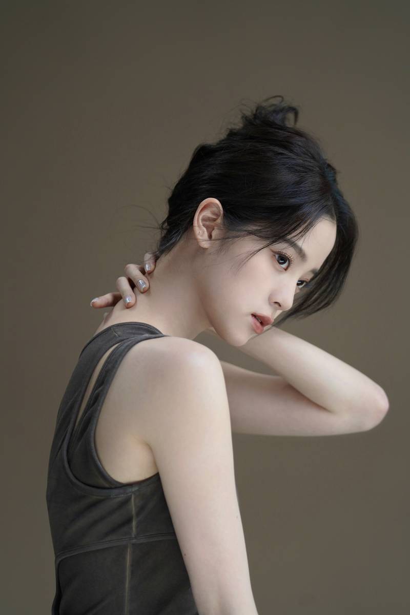 欧阳娜娜酷飒美拉德妆容 小秀性感
