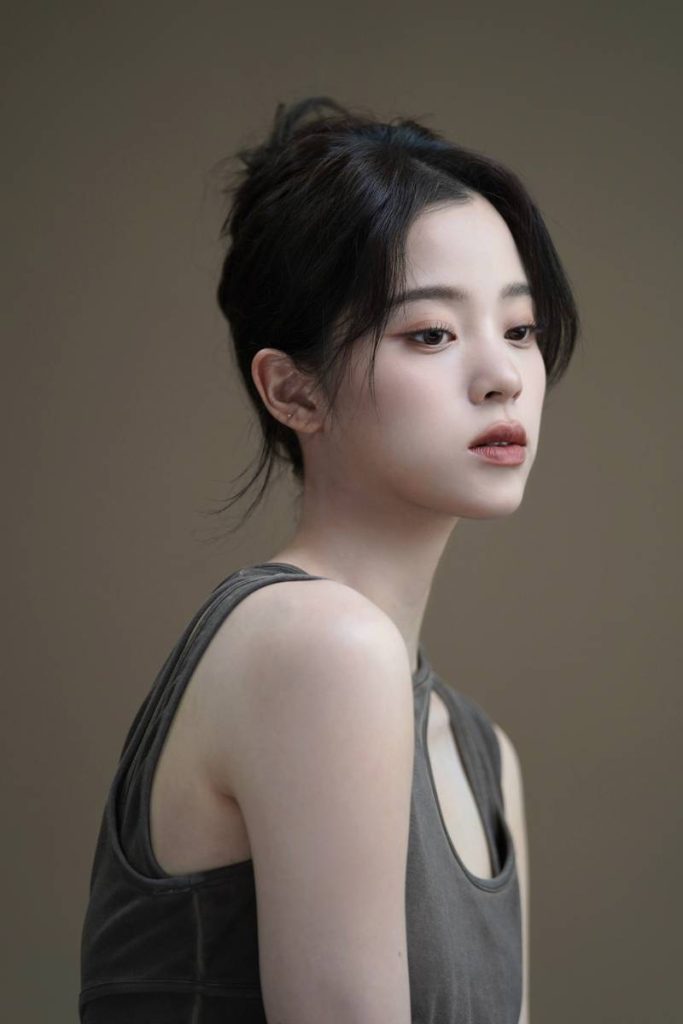 欧阳娜娜酷飒美拉德妆容 小秀性感