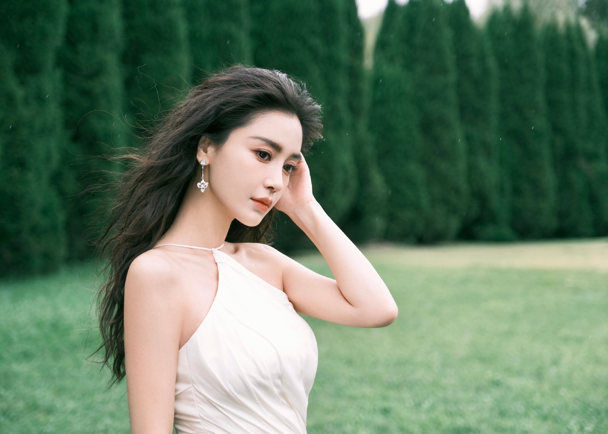 baby穿挂脖白裙露美背 抬手撩发太迷人
