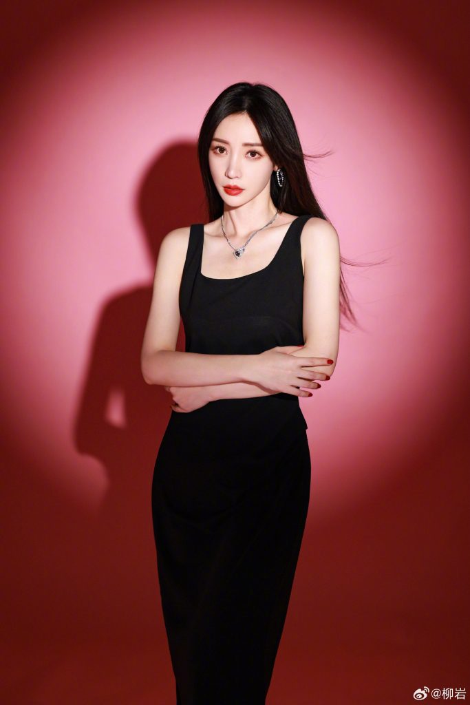 柳岩穿黑裙曲线完美 黑发红唇明艳动人