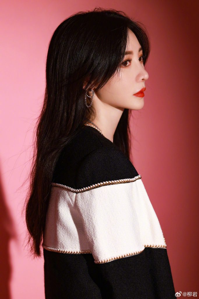 柳岩穿黑裙曲线完美 黑发红唇明艳动人