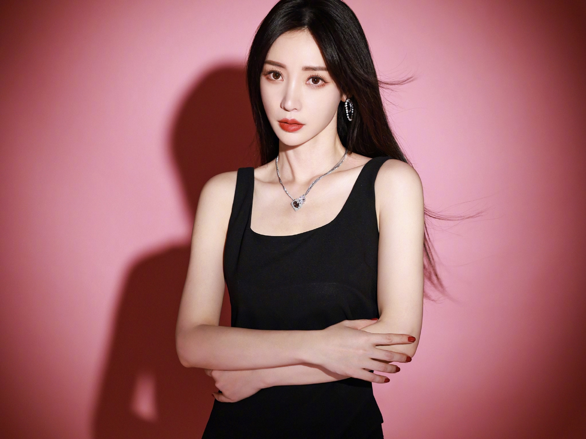 柳岩穿黑裙曲线完美 黑发红唇明艳动人