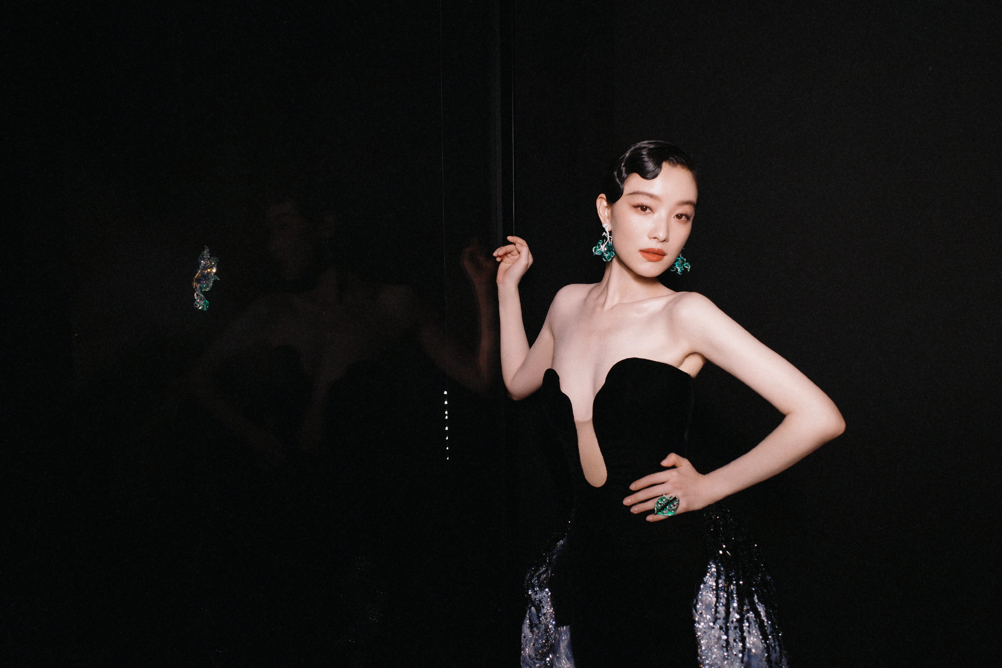 倪妮出席活动 深V礼服配珠宝美出新高度