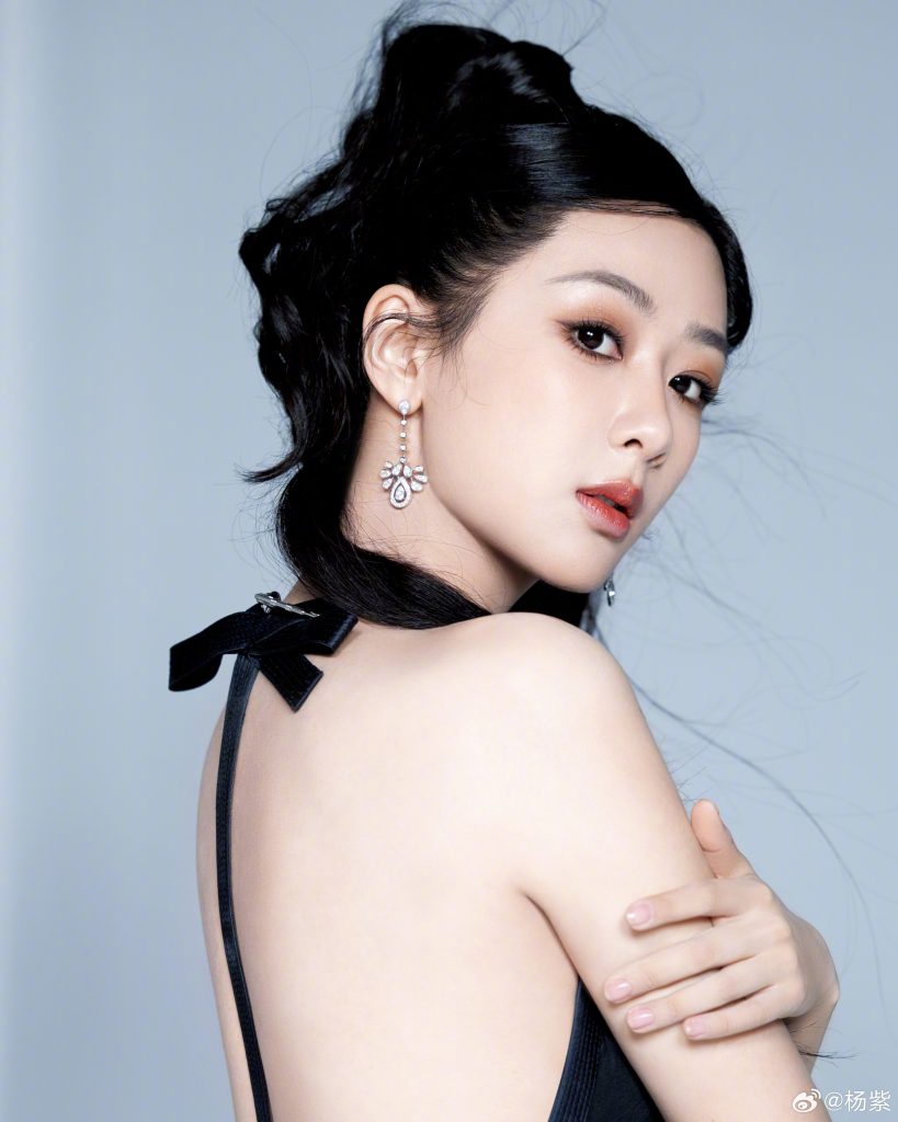 杨紫穿露背黑裙搭配烟熏妆 造型又甜又酷