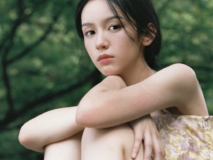 周也穿印花吊带清纯可人 笑容甜美酒窝抢镜