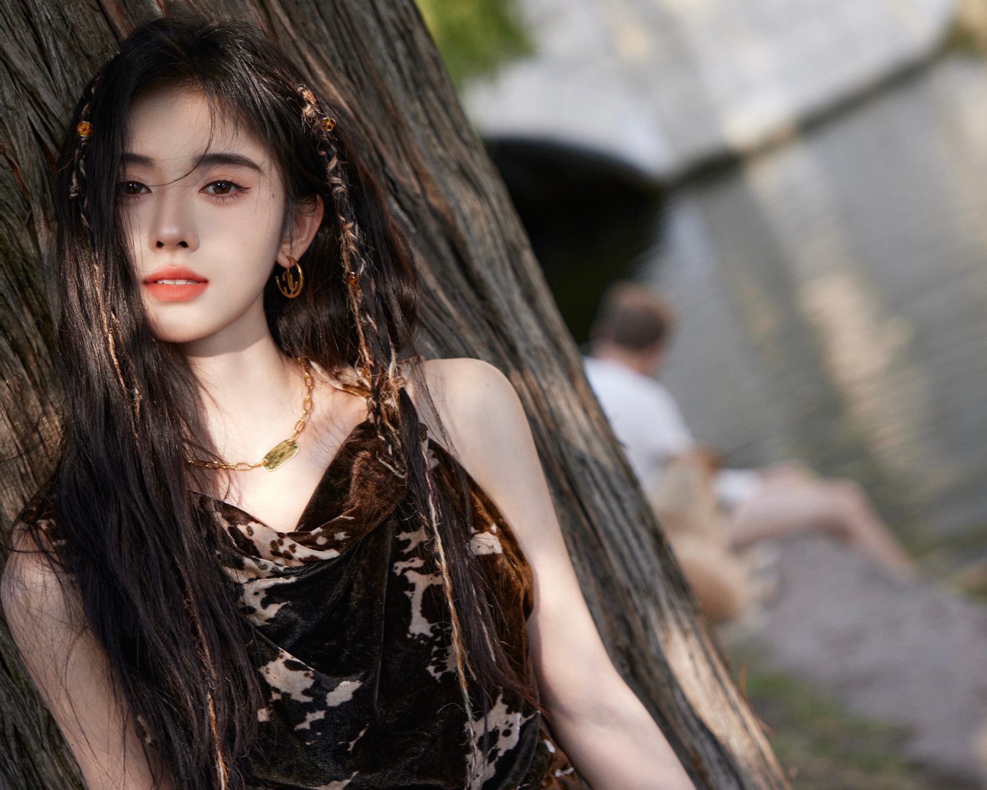鞠婧祎美拉德穿搭又甜又酷 凹造型鬼马可爱