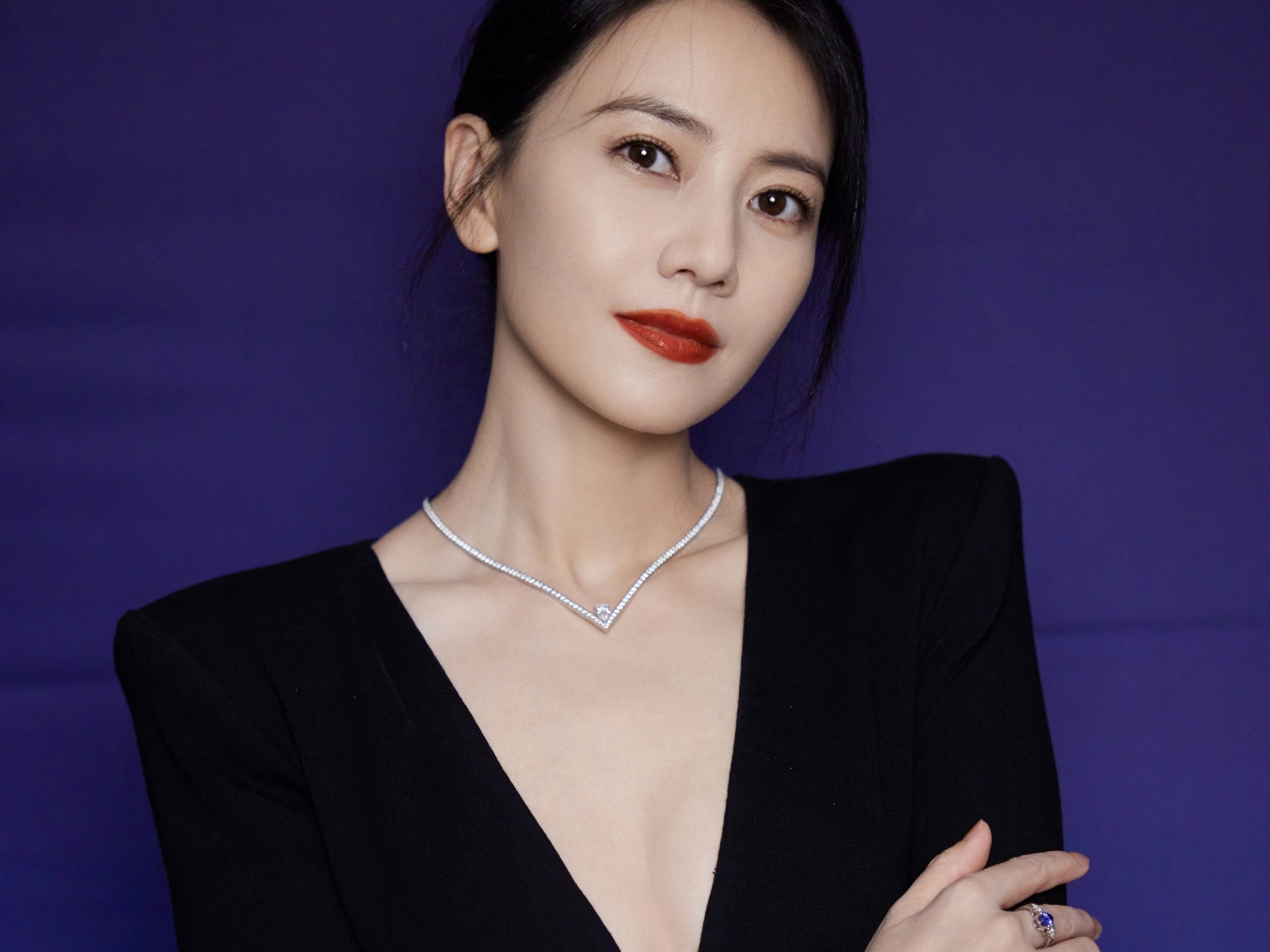高圆圆穿深V黑装戴珠宝 优雅迷人魅力满分