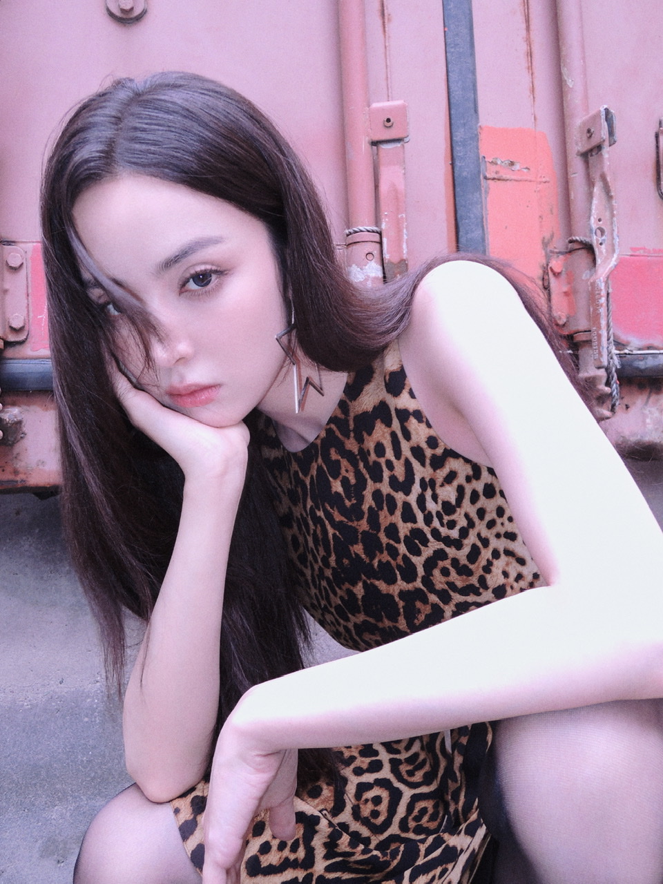 娜扎穿豹纹裙戴超大耳饰 露美背眼神撩人