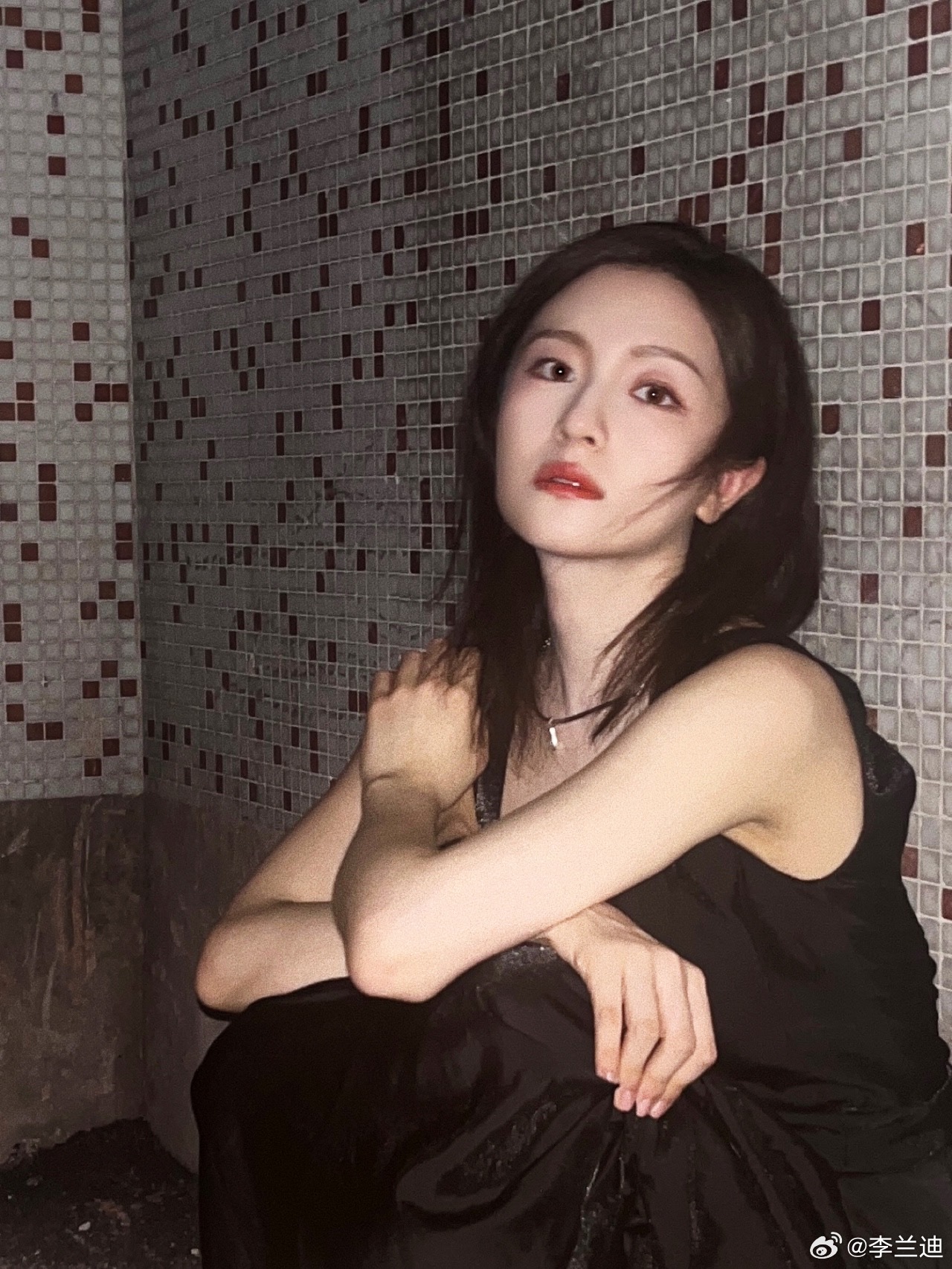李兰迪穿黑裙抹红唇 展现轻熟女魅力