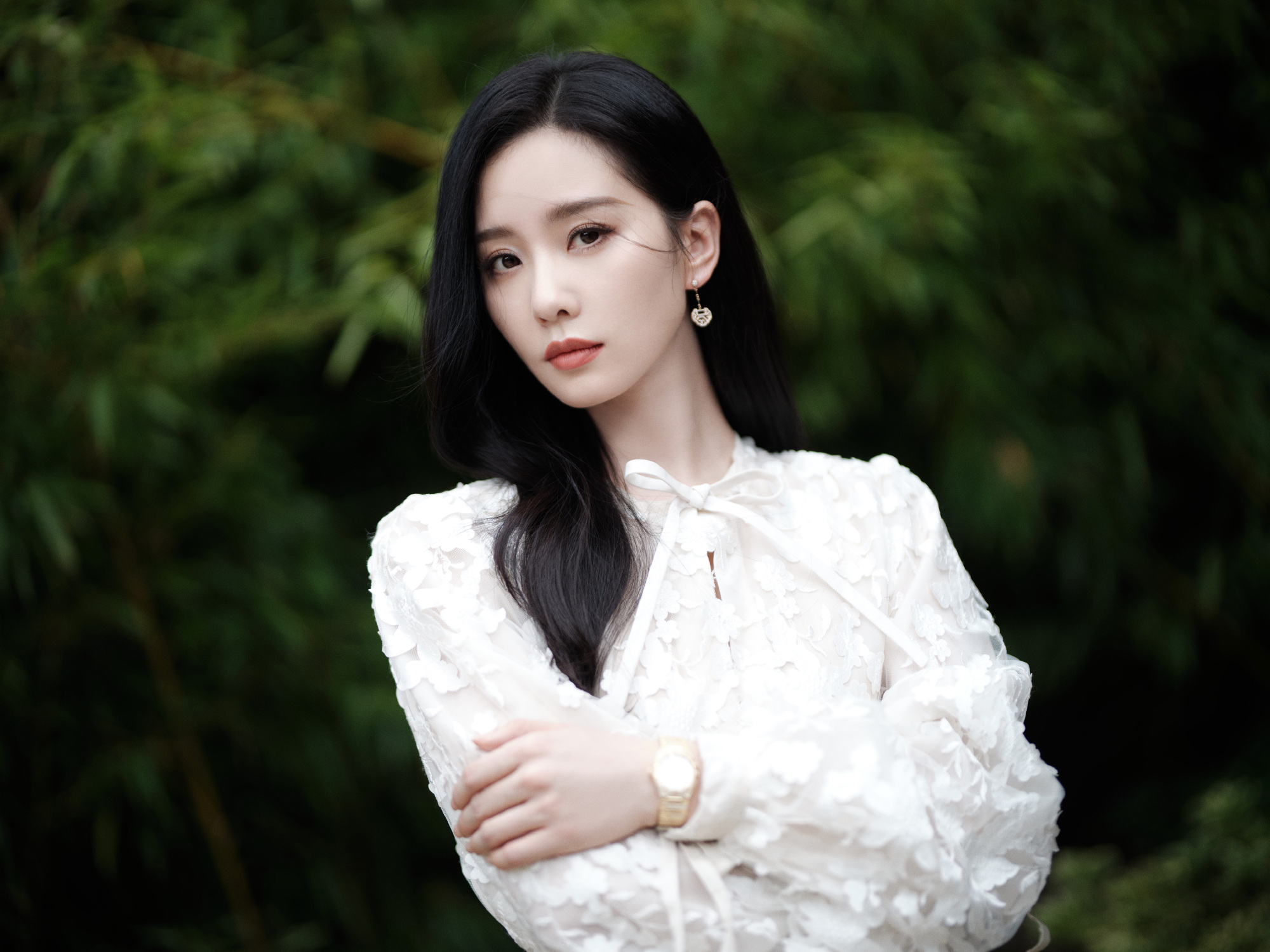 刘诗诗穿黑裙尽显古典韵味 眼神温柔气质好