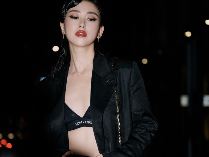 朱珠真空西装配修身黑裙 红唇造型妩媚大方