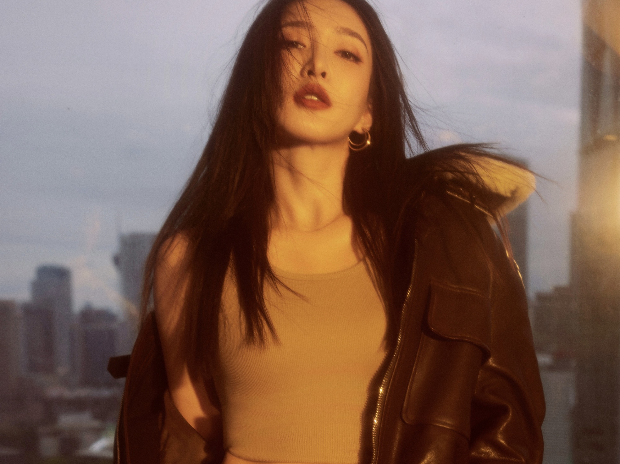 江疏影“美拉德机车”穿搭，蓉城邂逅酷girl