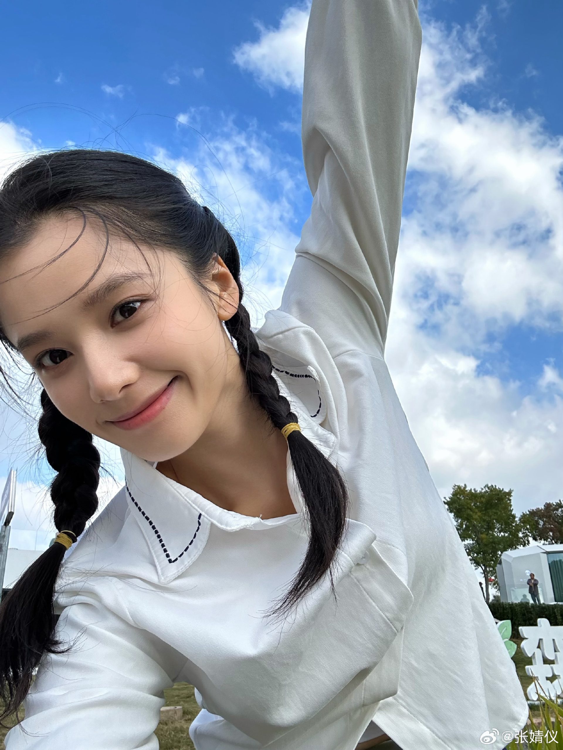张婧仪穿白衣扎双辫清纯可人 笑容乖巧甜美