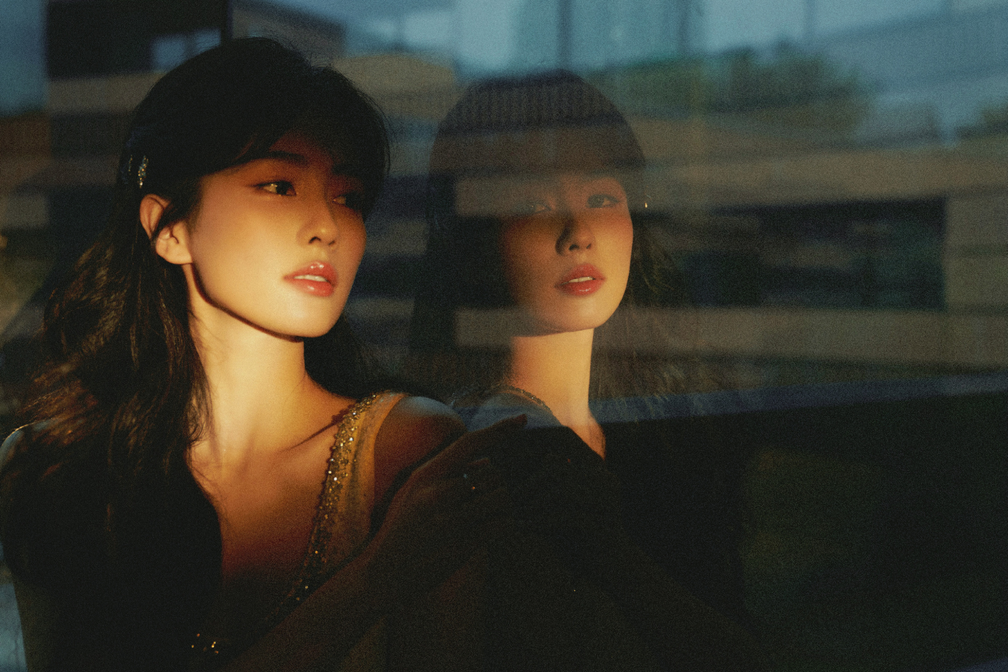 白鹿穿吊带裙露美腿 昏暗光影下美貌吸睛