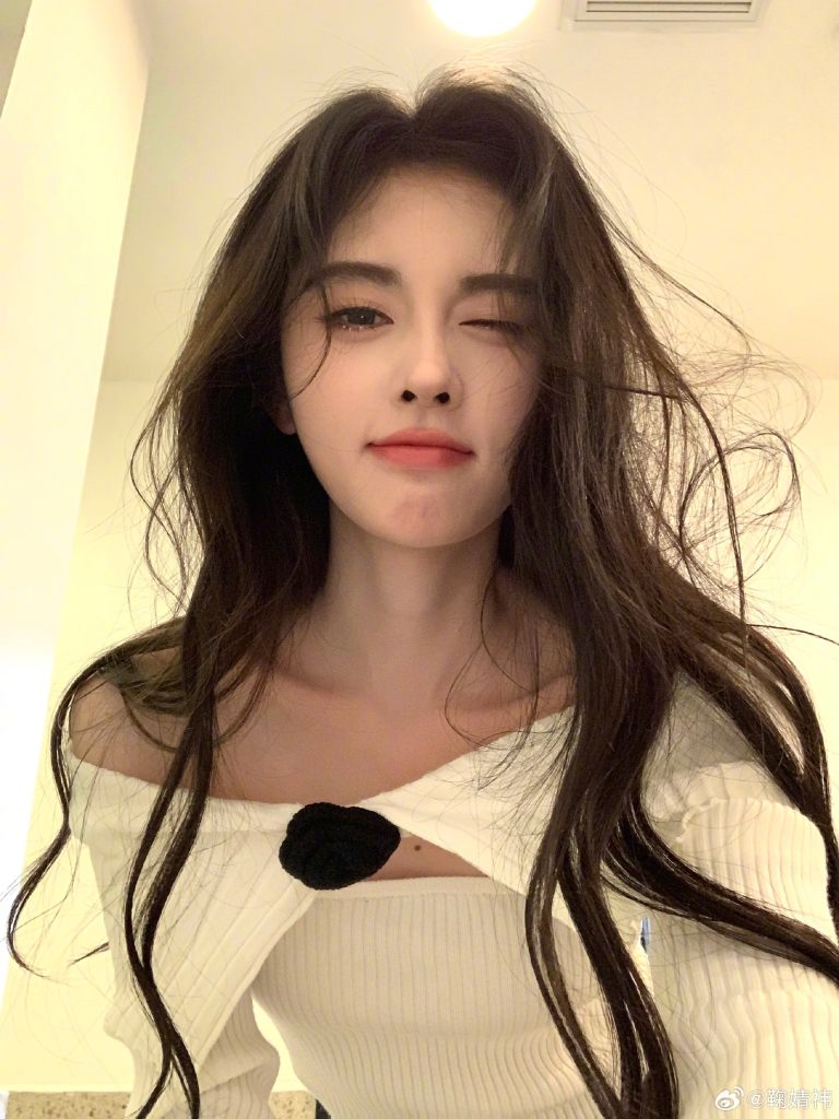 鞠婧祎穿露肩装锁骨吸睛 歪头甜笑太撩人