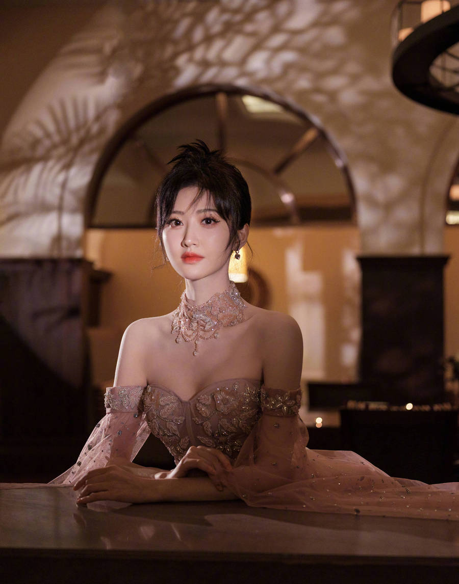 景甜穿纱裙好优雅 仿佛城堡里的甜美公主