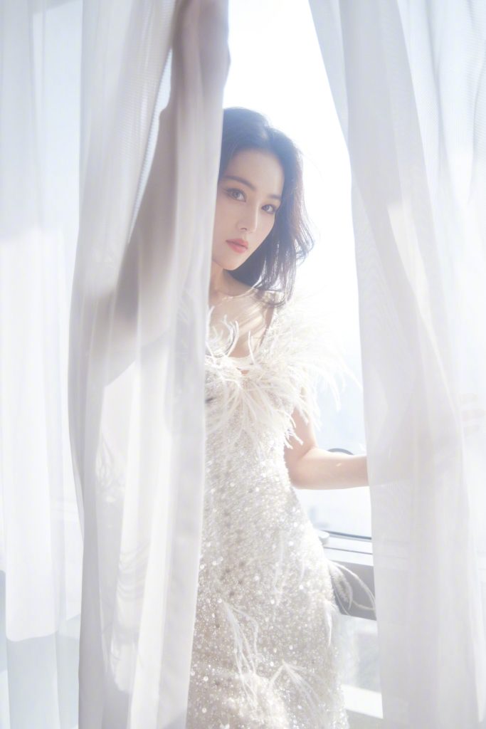 张馨予穿白色羽毛裙仙气十足 妆容精致撩人